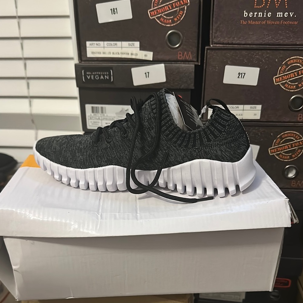 bernie mev. Gravity Black and Grey Sneakers
